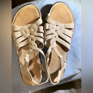 Clarks light beige size 9.5W t-strap sandals